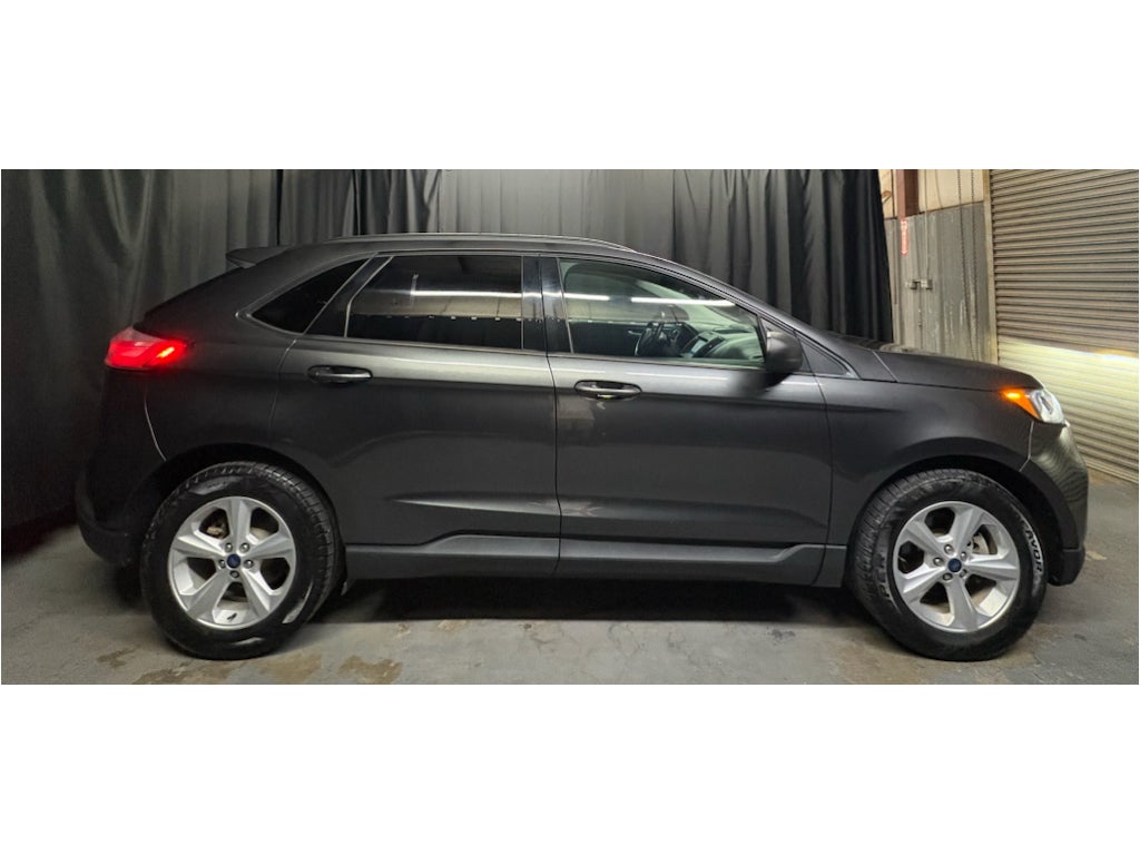 2020 Ford Edge SE in Gray — front three-quarter view